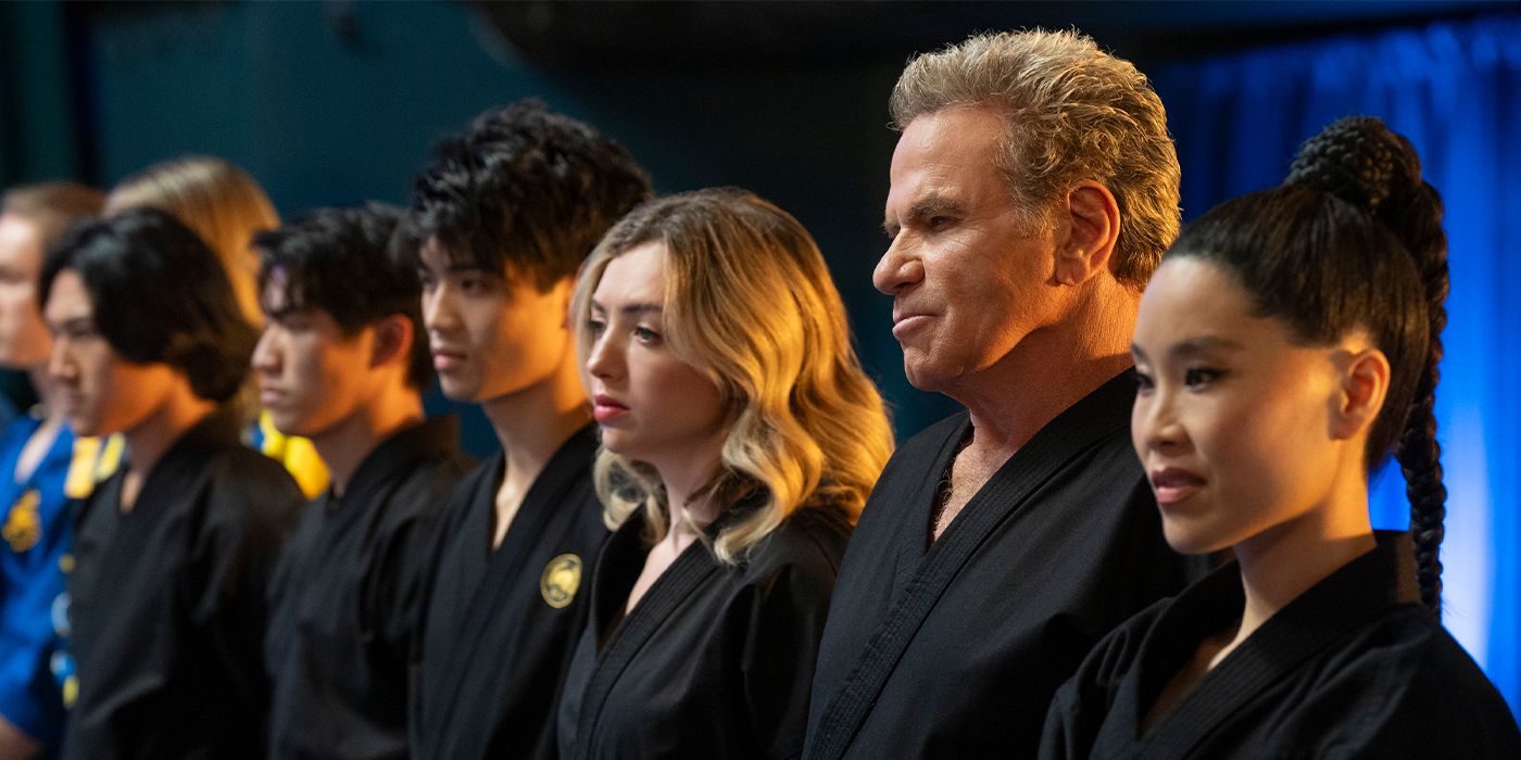 Tory (Peyton List) de pie con Cobra Kai en sus uniformes en una fila