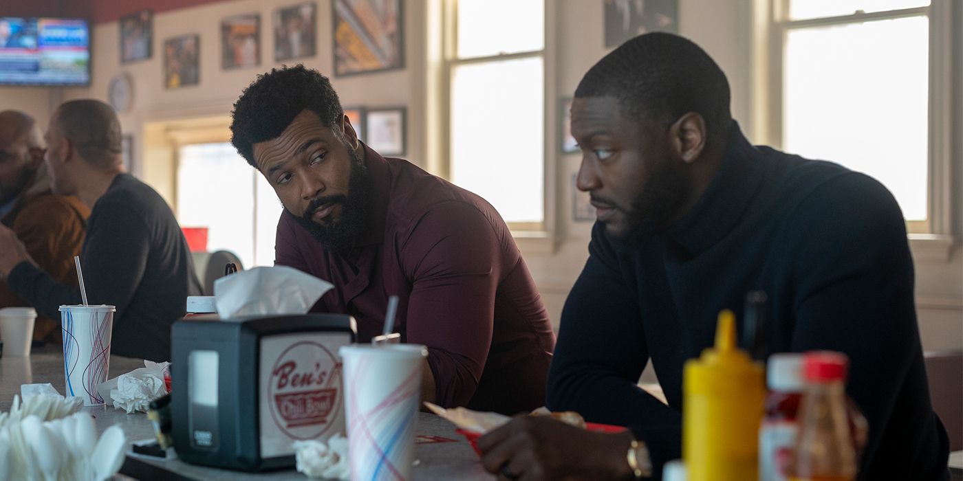 Sampson (Isaiah Mustafa) se apoya en la barra del restaurante y observa a Cross (Aldis Hodge).