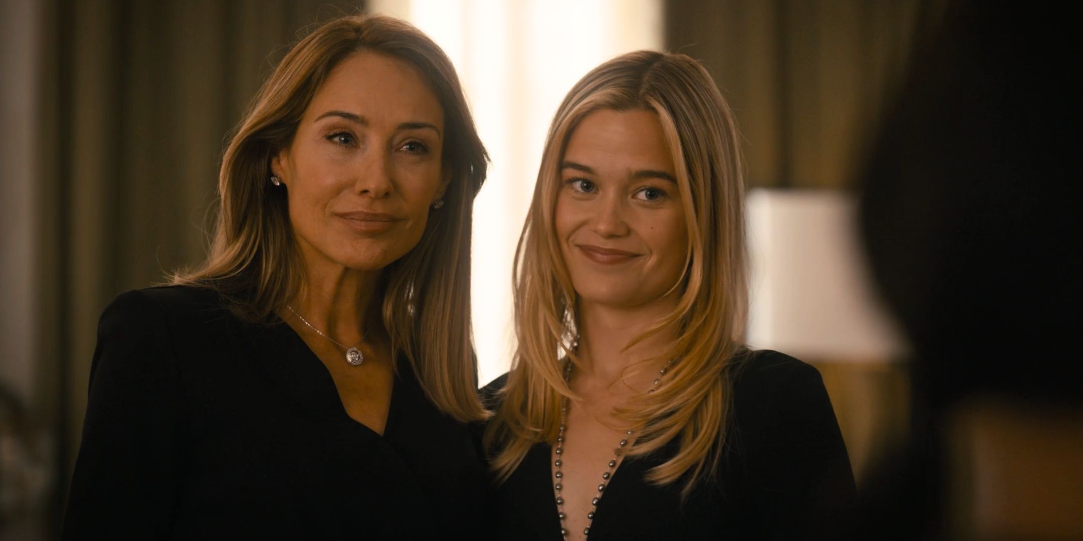 Crueles intenciones 2024 Claire Forlani como Claudia y Sarah Catherine Hook como Caroline