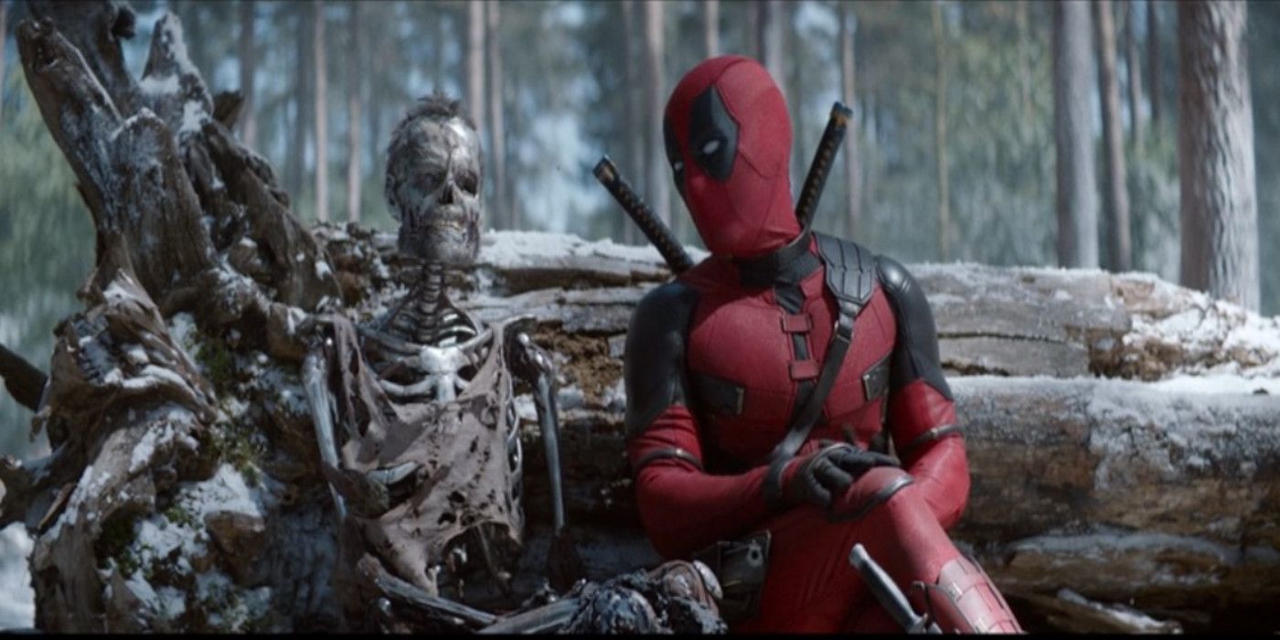 Deadpool, Deadpool & Wolverine'deki Wolverine iskeletinin yanında oturuyor.