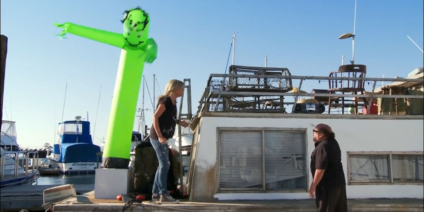 Dee y Frank reparan el barco que compró la pandilla. "pandilla compra un barco" 