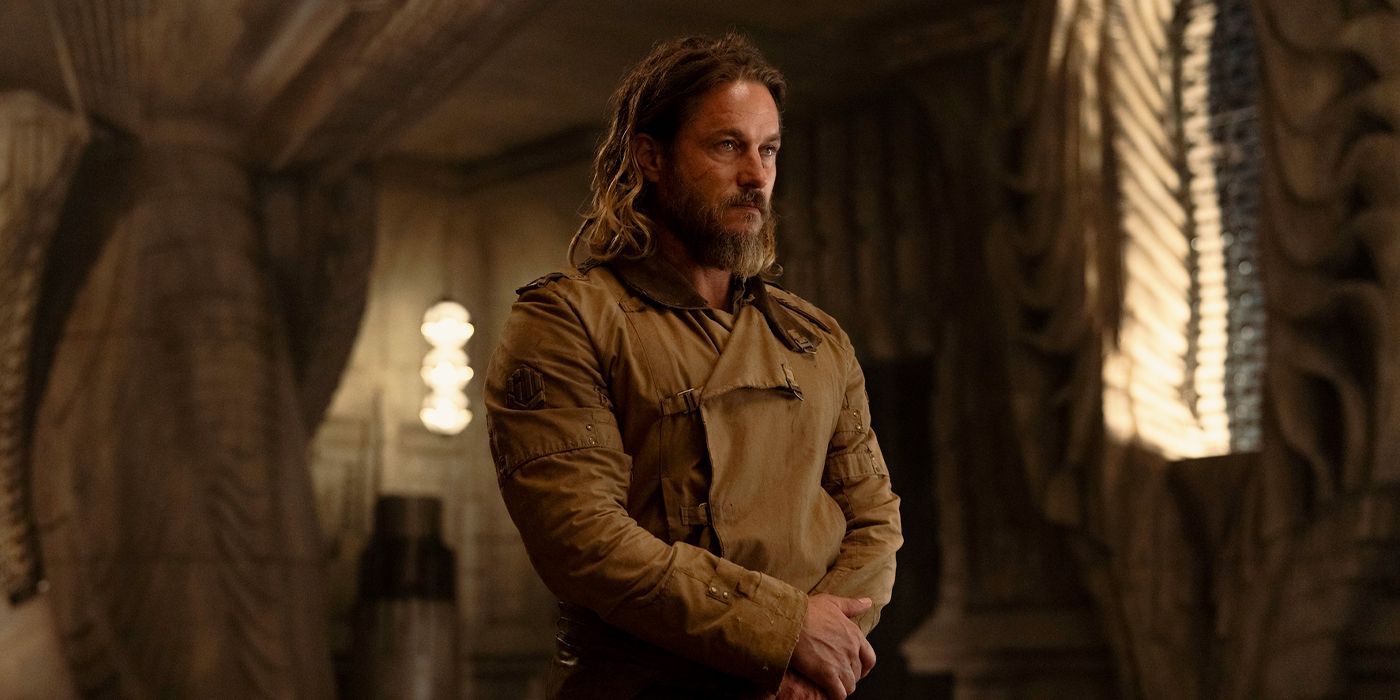 Desmond (Travis Fimmel) con las manos cruzadas delante de él.