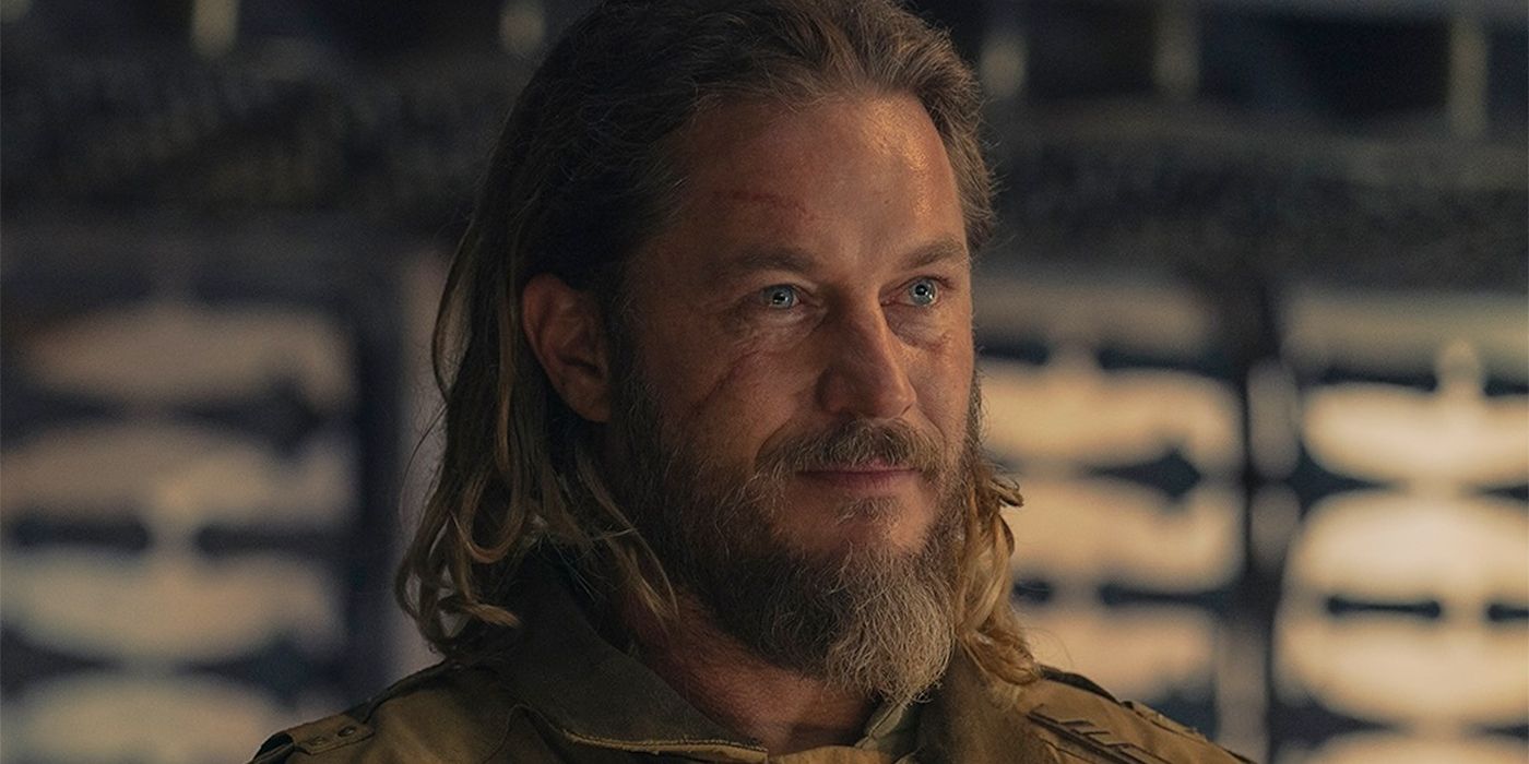 Primer plano de Desmond (Travis Fimmel) sonriendo