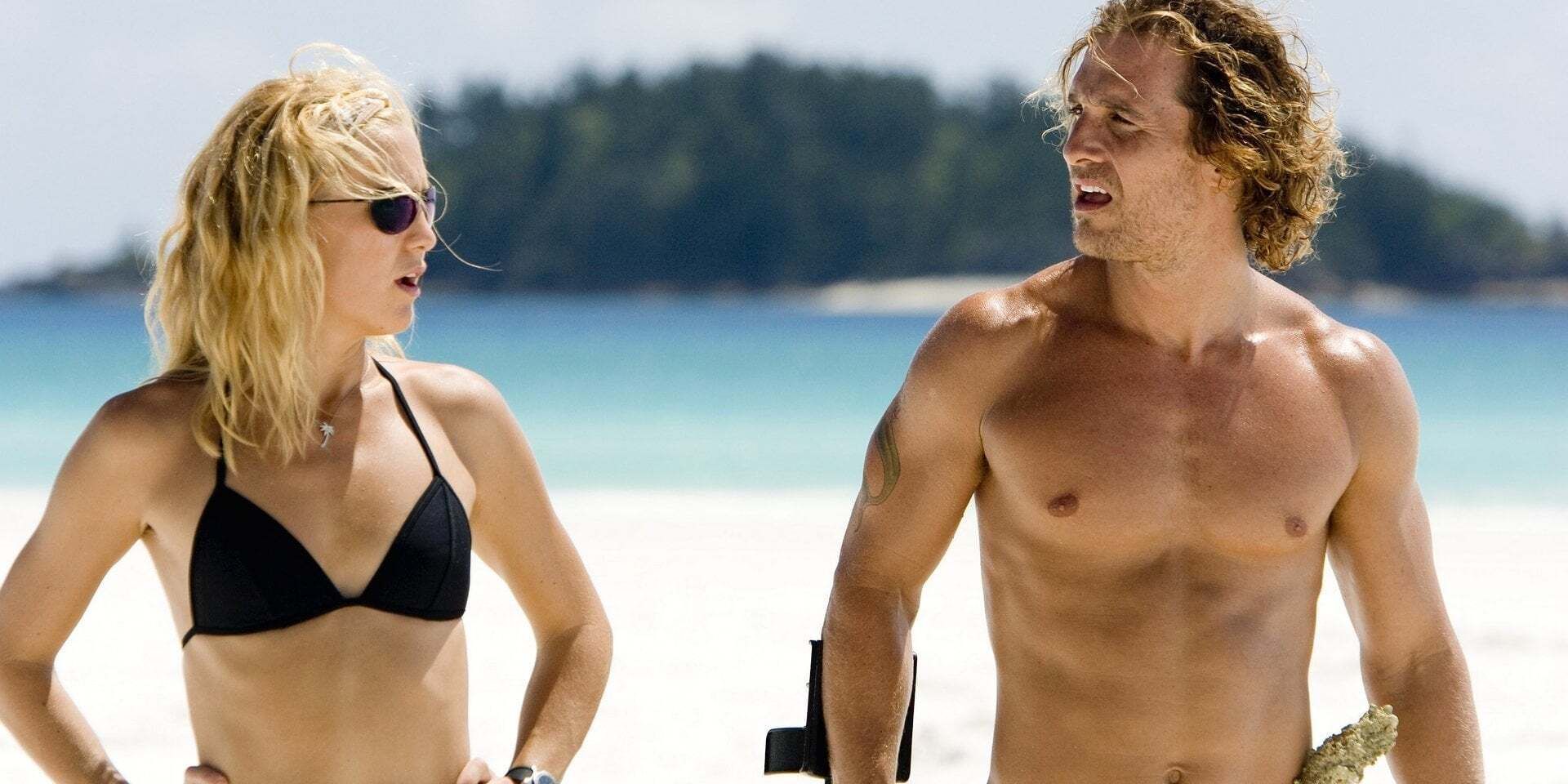 Matthew McConaughey as Ben Finnegan and Kate Hudson as Tess Finnegan standing together on a beach in 'Fool's Gold'