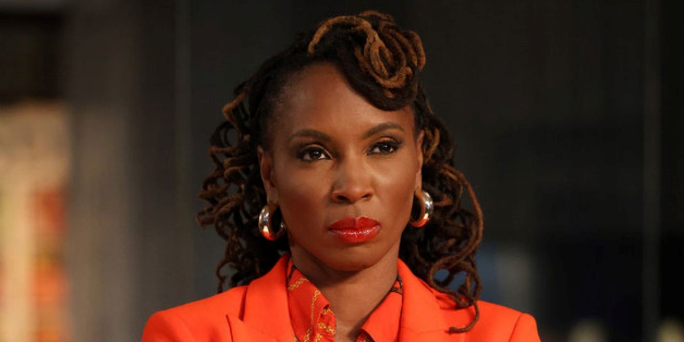 Shanola Hampton, quien interpreta a Gabi Moseley, luce seria con un traje naranja brillante en 