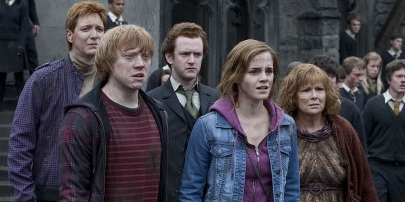 George (Oliver Phelps), Percy (Chris Rankin), Ron (Rupert Grint), Hermione (Emma Watson) y la Sra. Weasley (Julie) durante la Batalla de Hogwarts en Harry Potter y las Reliquias de la Muerte Parte 2. Walters)