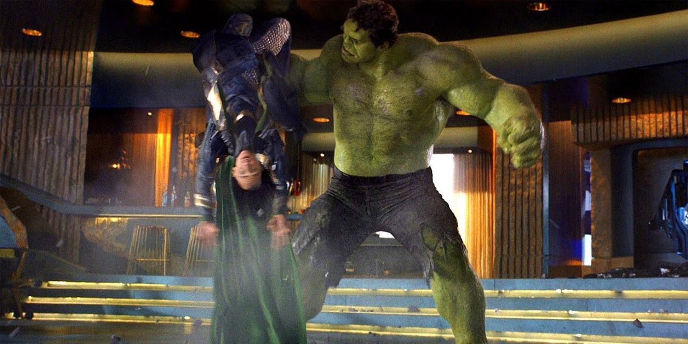 Hulk sosteniendo a Loki boca abajo en Los Vengadores