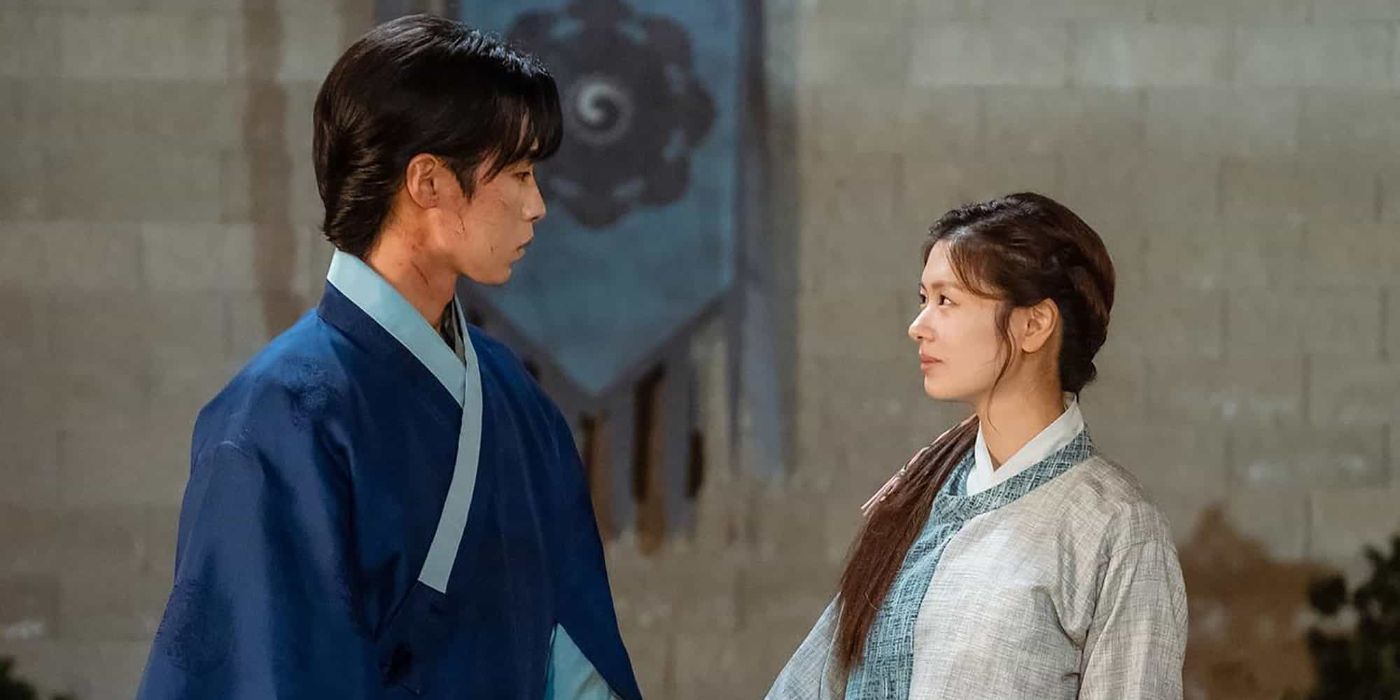 Lee Jae-wook &amp; Jung So-min as Jang Uk and Mu-deok, holding hands and smiling at each other in Alchemy of Souls