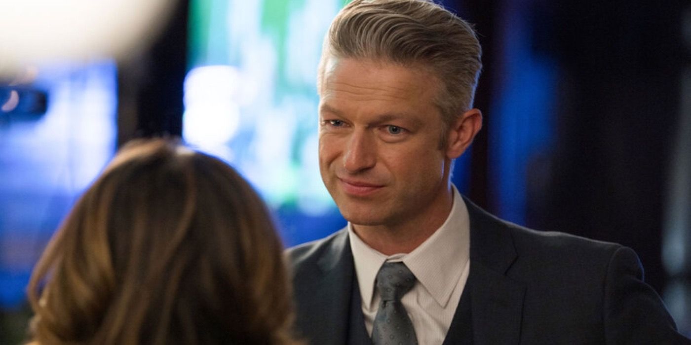 Carisi talking to Benson in SVU