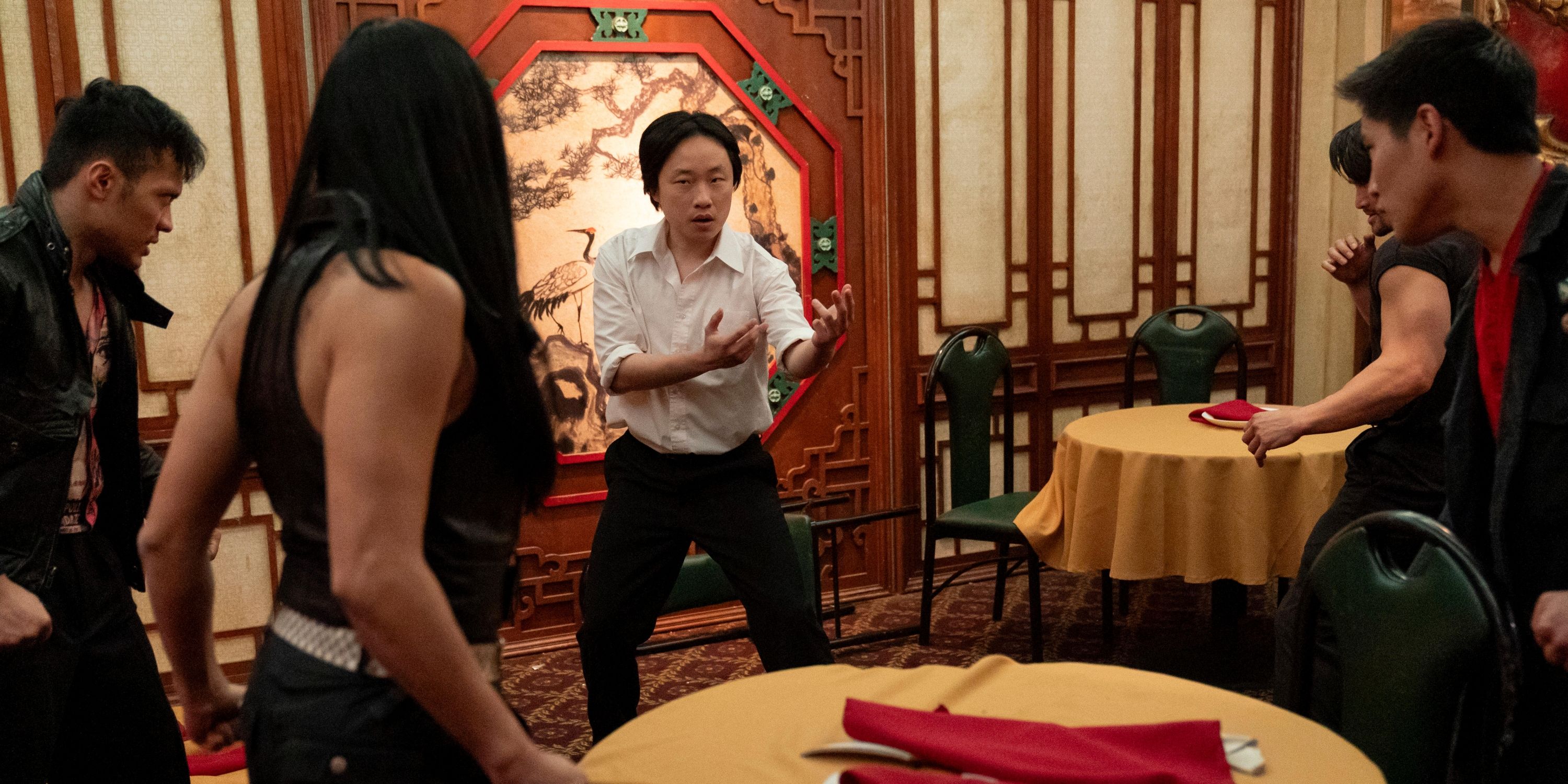 Jimmy O. Yang, que interpreta a Willis Wu, está listo para luchar en una habitación llena de enemigos en el interior de Chinatown.