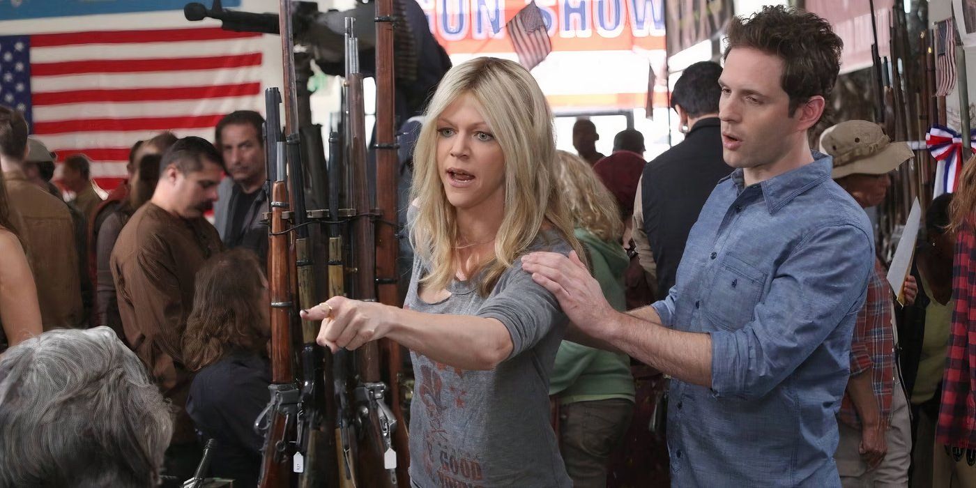 Sweet Dee (Caitlin Olson) y Dennis (Glenn Howerton) en una exposición de armas en 