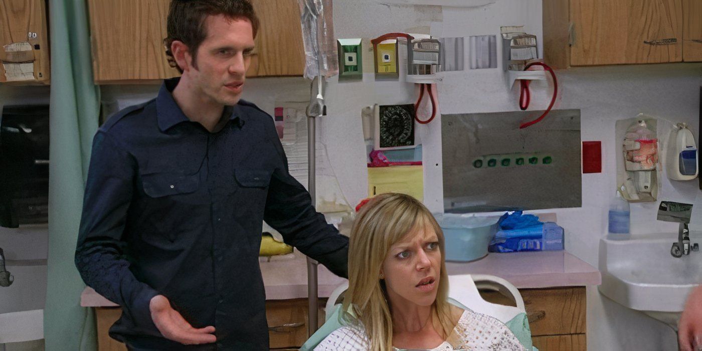 Dennis (Glenn Howerton) junto a Sweet Dee (Caitlin Olson) en el hospital en 