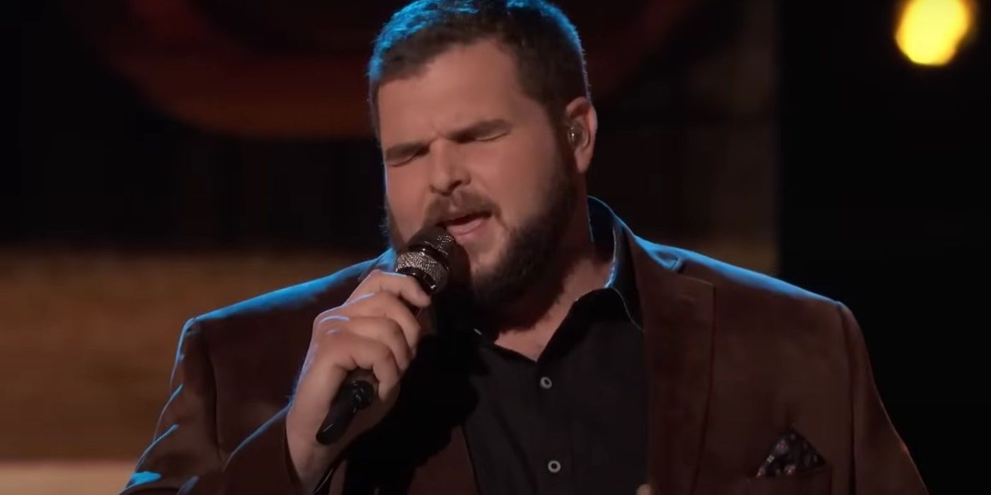 Jake Hoot, singing into the microphone, on Season 17 of The Voice