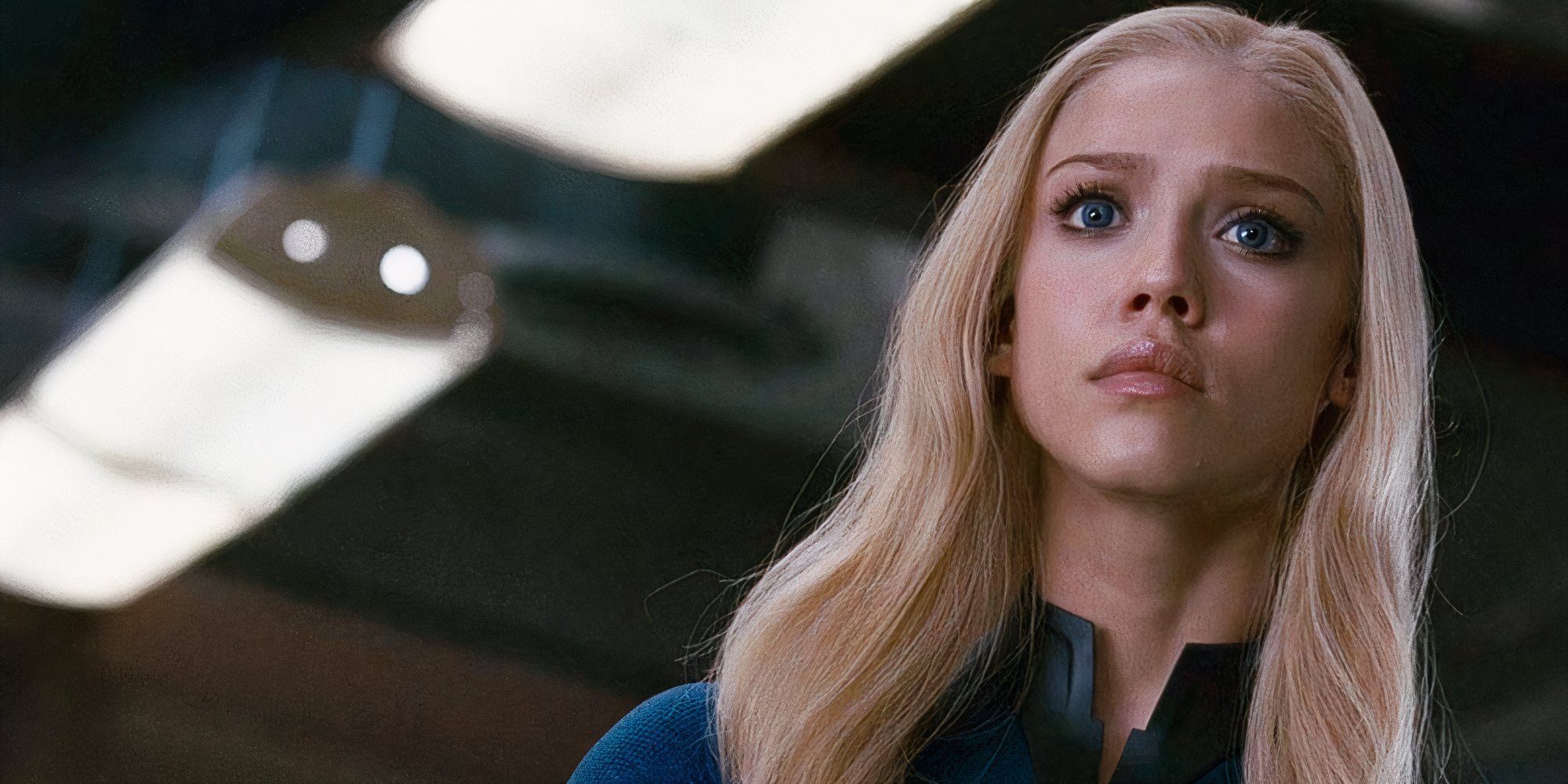 Jessica Alba as Sue Storm in Fantastic Four Rise of the Silver Surfer looking concerned.