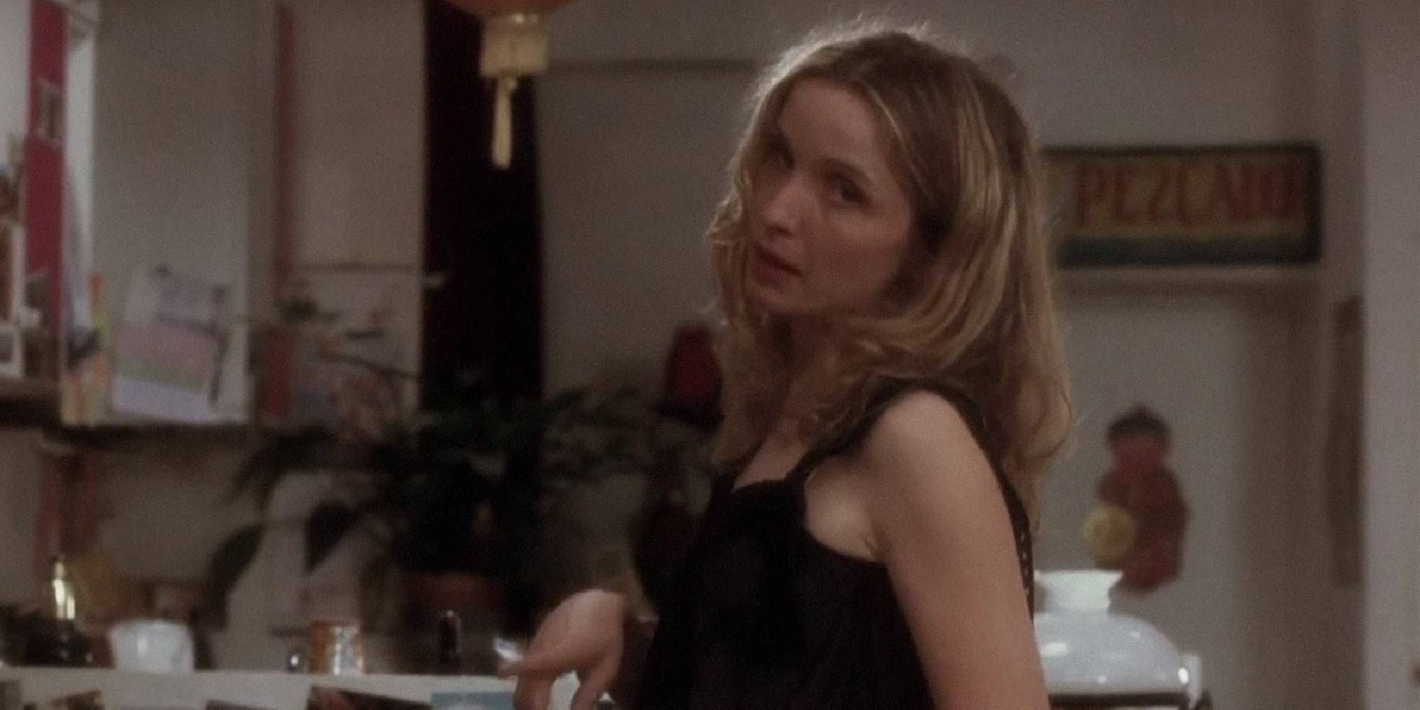 Julie Delpy como Celine baila mientras mira a Jesse, interpretado por Ethan Hawke, fuera de cámara en Before Sunset.