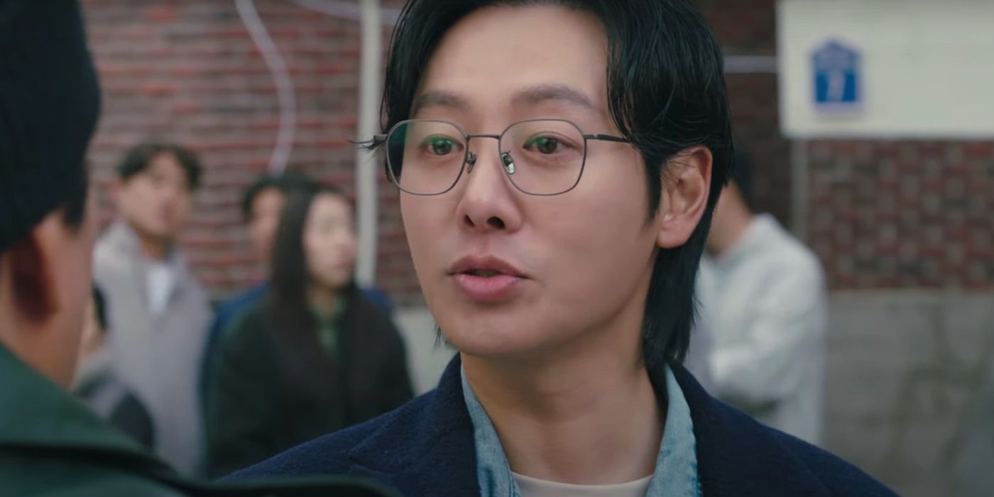 Kim Dong-Wook, wearing glasses and talking to someone, as Dongbang Yubin in Seoul Busters