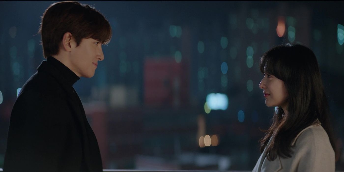 Kim Ji-won and Ji Chang-wook staring at each other with a smile in Lovestruck in the City.