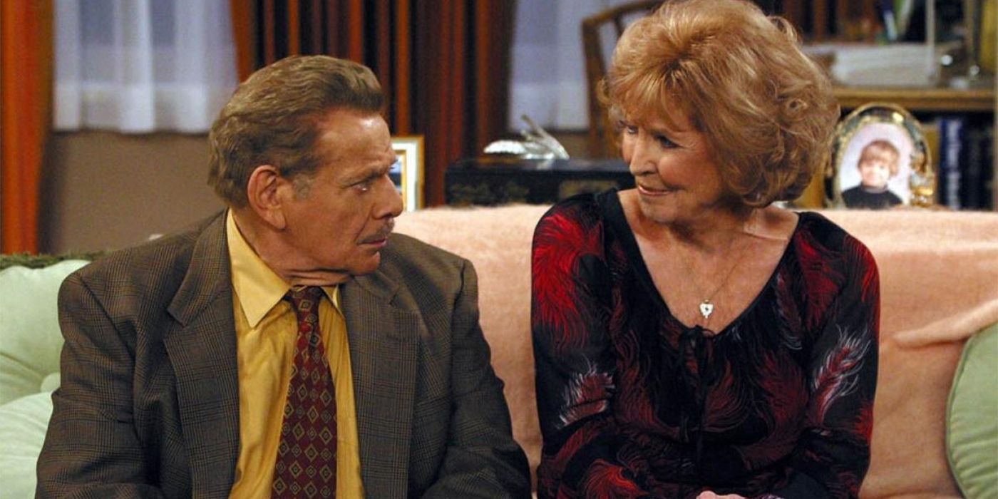 Jerry Stiller and Anne Meara sitting on a couch together on the set of King of Queens