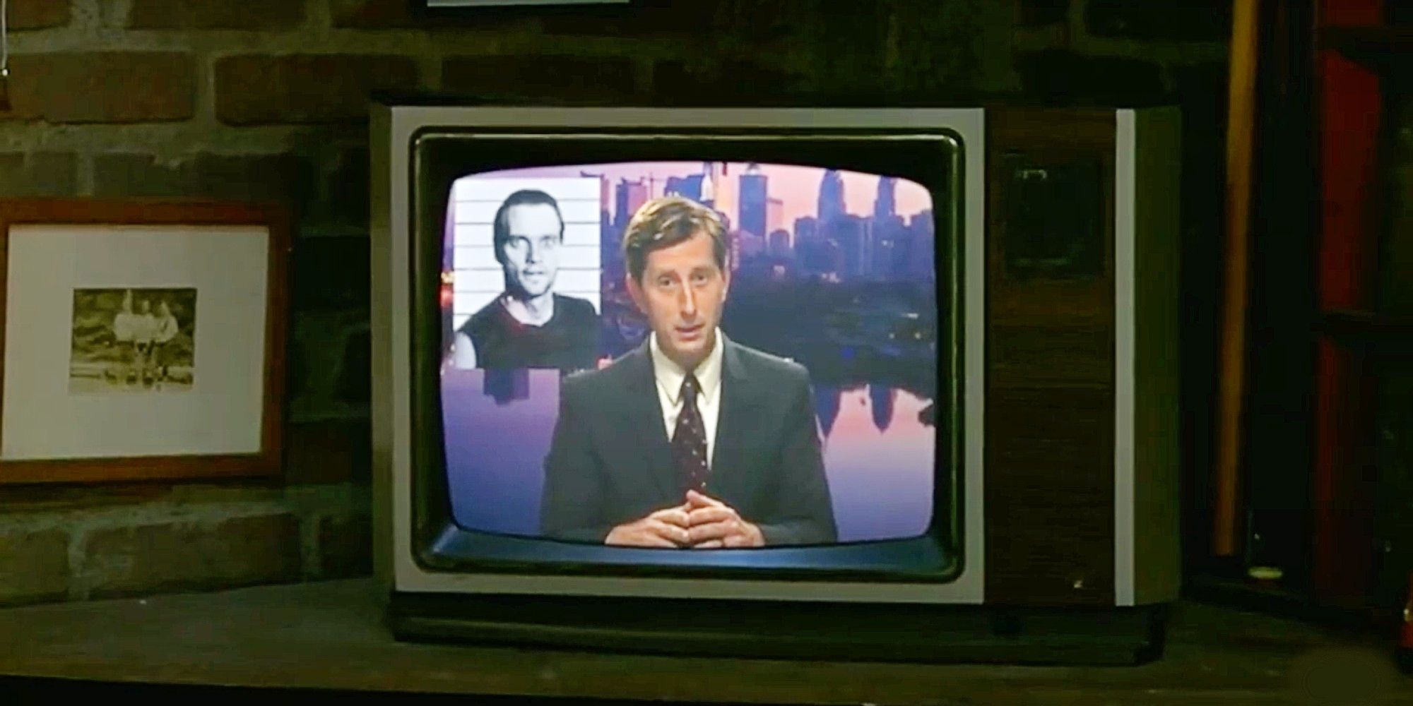 A TV showing a news anchor talking, with a picture of Luther McDonald in the upper left corner in It&rsquo;s Always Sunny in Philadelphia