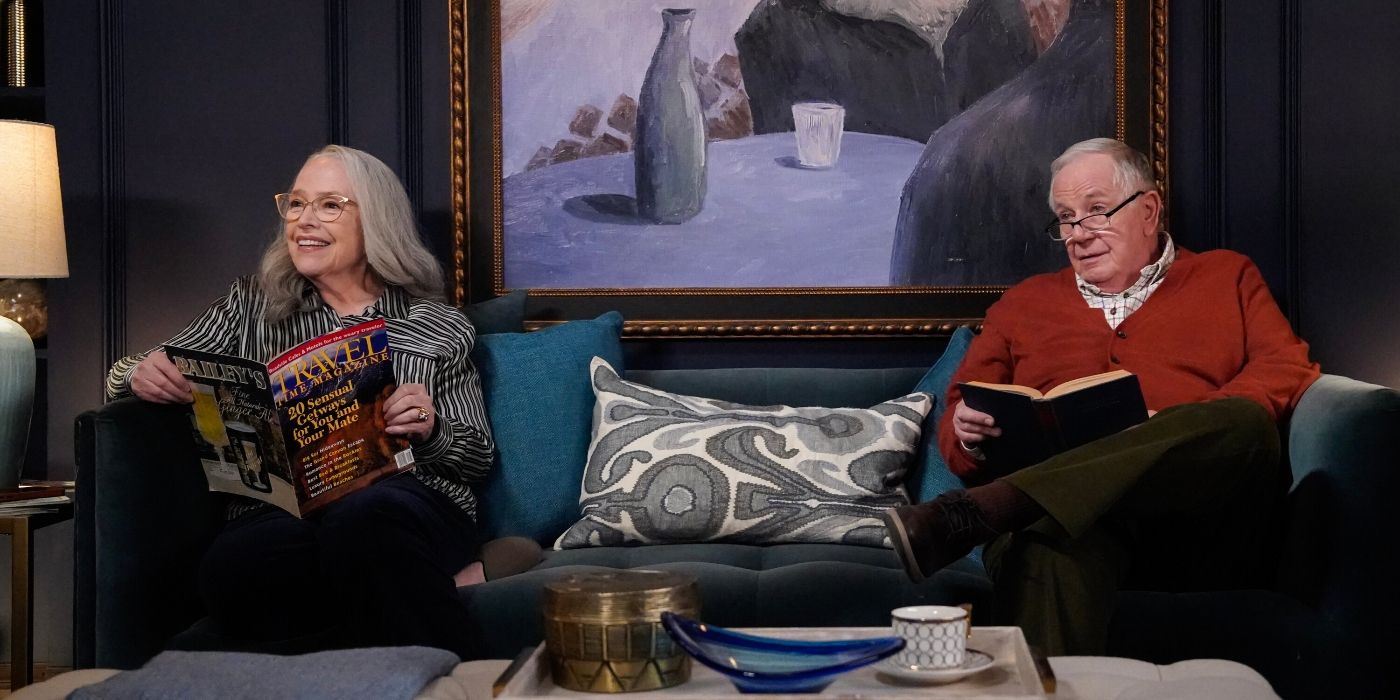 Kathy Bates and Sam Anderson reading magazines