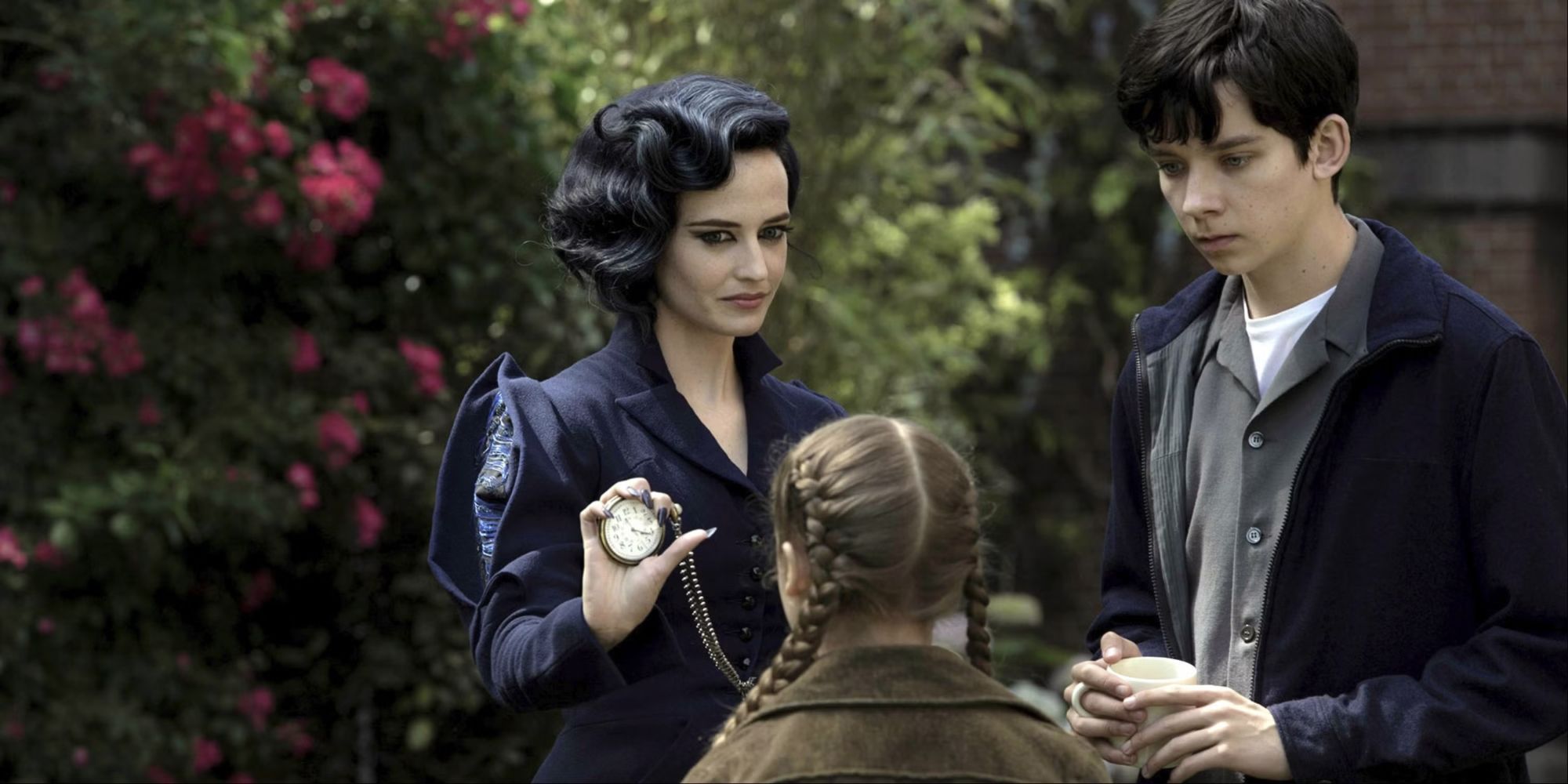 Eva Green showing a watch to a girl with Asa Butterfield in Miss Peregrine's Home for Peculiar Children.