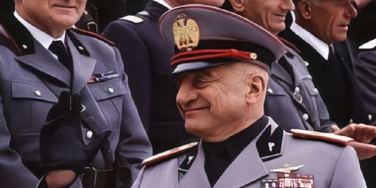 George C. Scott como Benito Mussolini en Mussolini: La historia no contada