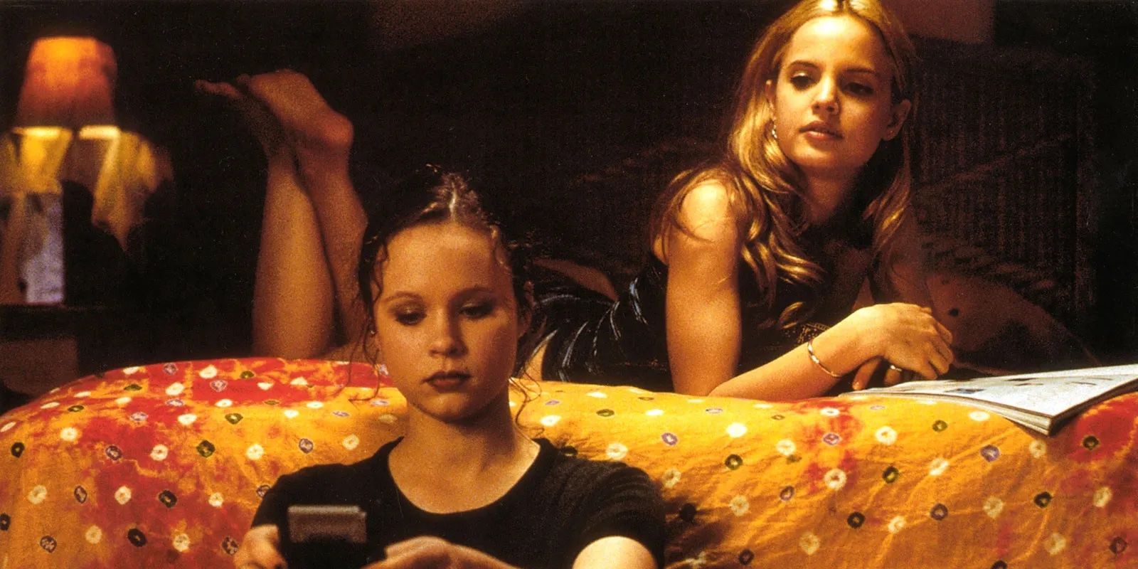 Mena Suvari and Thora Birch in American Beauty