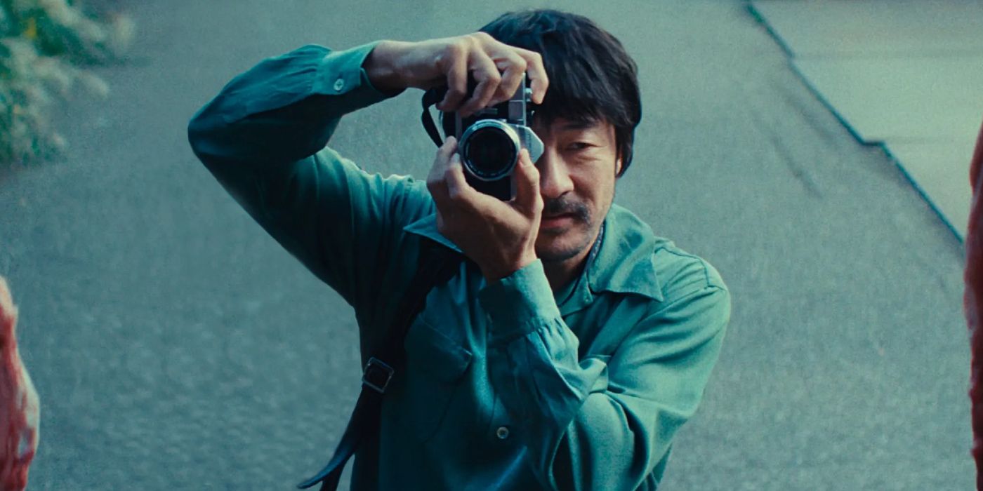 Tadanobu Asano preparing to take a photo in Ravens