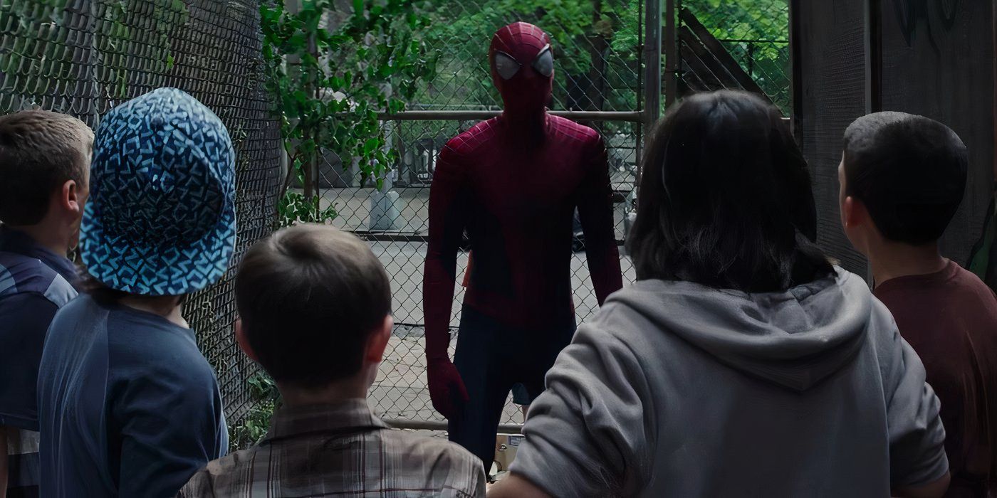 Spider-Man standing in front of bullies in The Amazing Spider-Man 2