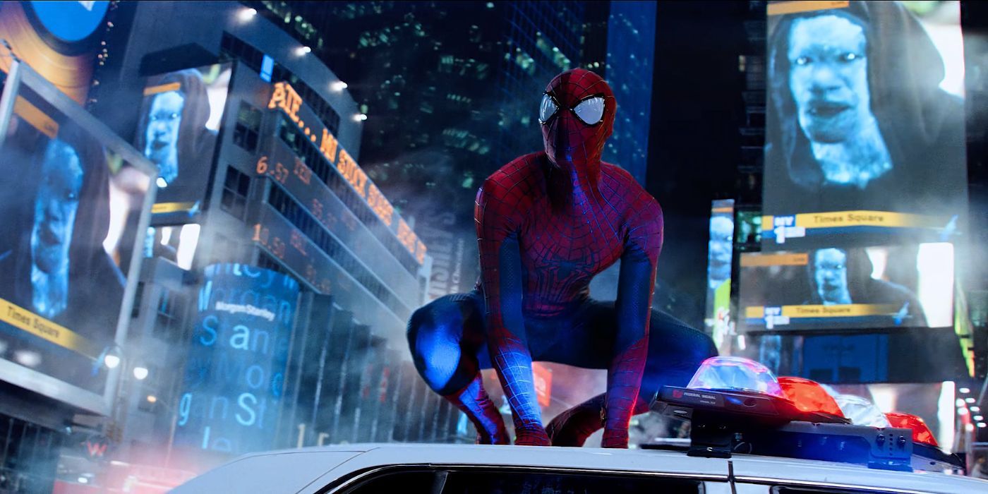 Spider-Man sur une voiture de police à Times Square dans l'incroyable Spider-Man 2