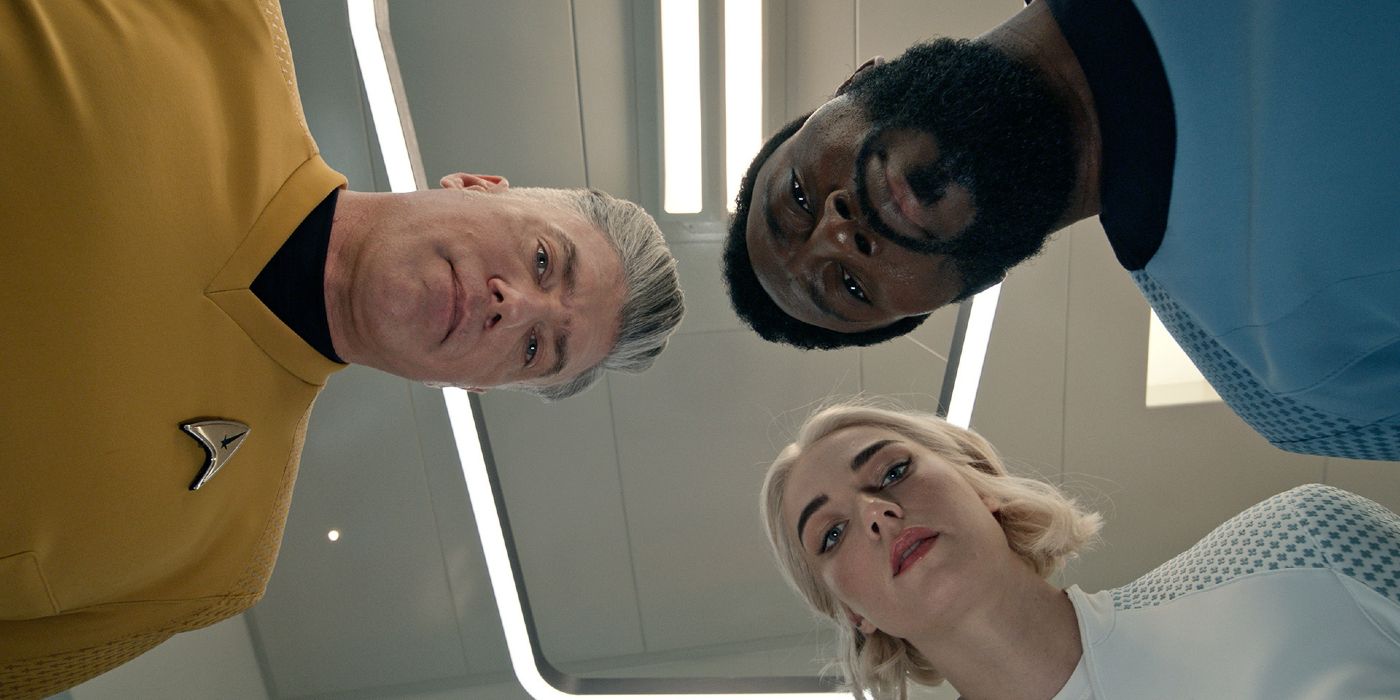 El Capitán Pike (Anson Mount), Christine Chappell (Jess Bush) y Joseph Mubenga (Babs Olusanmokun) dan vueltas juntos en Star Trek: Strange New Worlds.