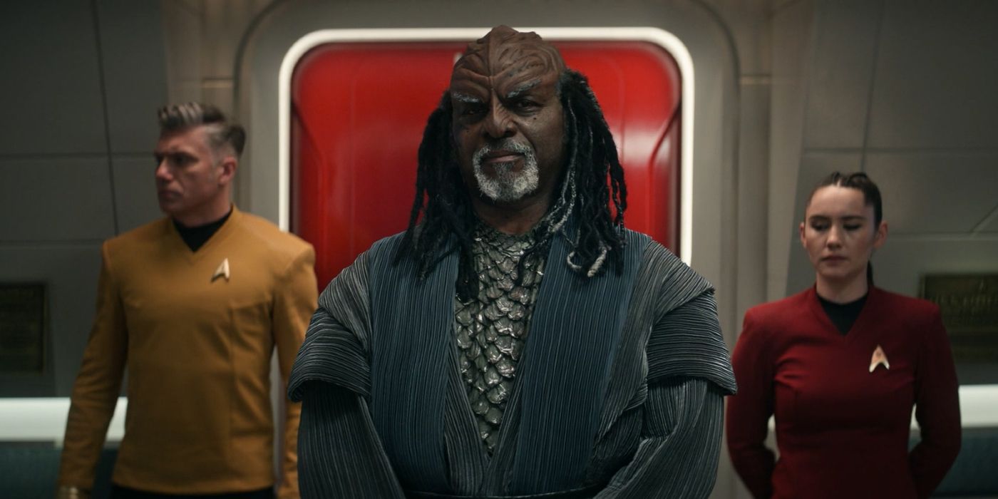 Dakura (Robert Wisdom) llega en el USS Enterprise con el Capitán Pike (Anson Mount) y Raan (Christina Chong) en Star Trek: Strange New Worlds