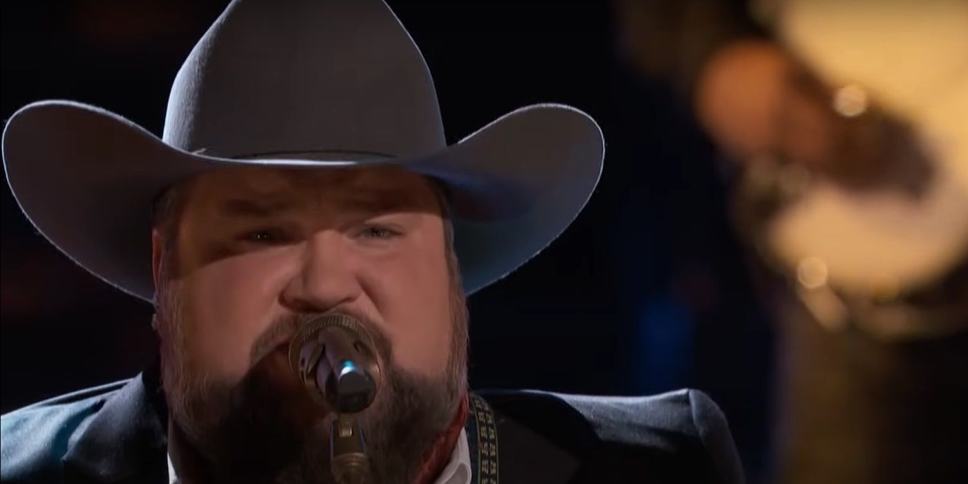 Sundance Head, singing into the microphone, on The Voice Season 11