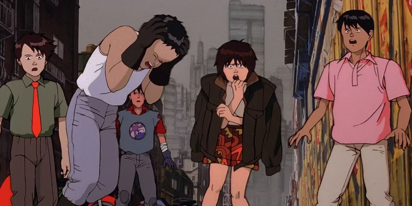 Tetsuo se sostiene la cabeza mientras pasa junto a personas que están preocupadas por Akira.