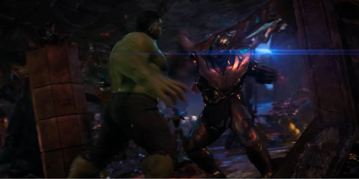 Thanos golpea a Hulk en Vengadores: Infinity War