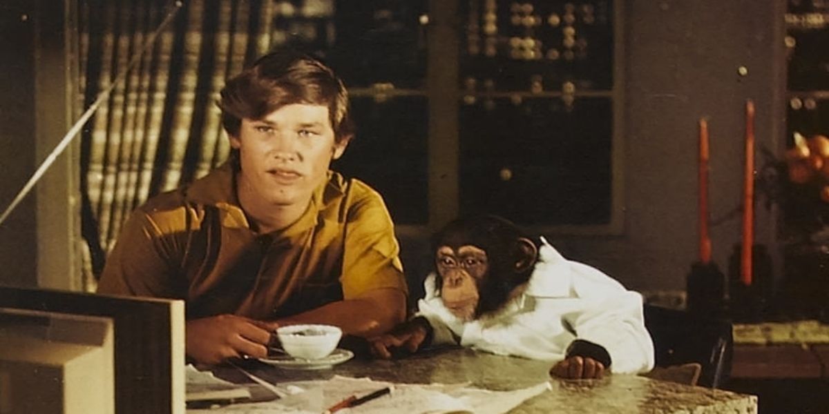 Kurt Russell&rsquo;s Steve sitting with Raffles the chimp in The Barefoot Executive