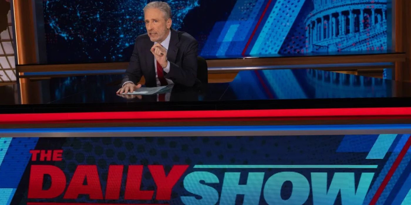 Jon Stewart se sienta en su escritorio del 