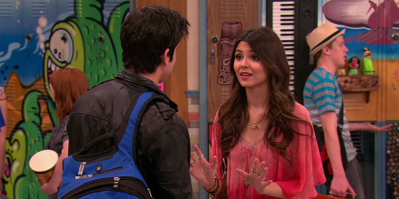 Victoria Justice talks to another cast member in Victorious.