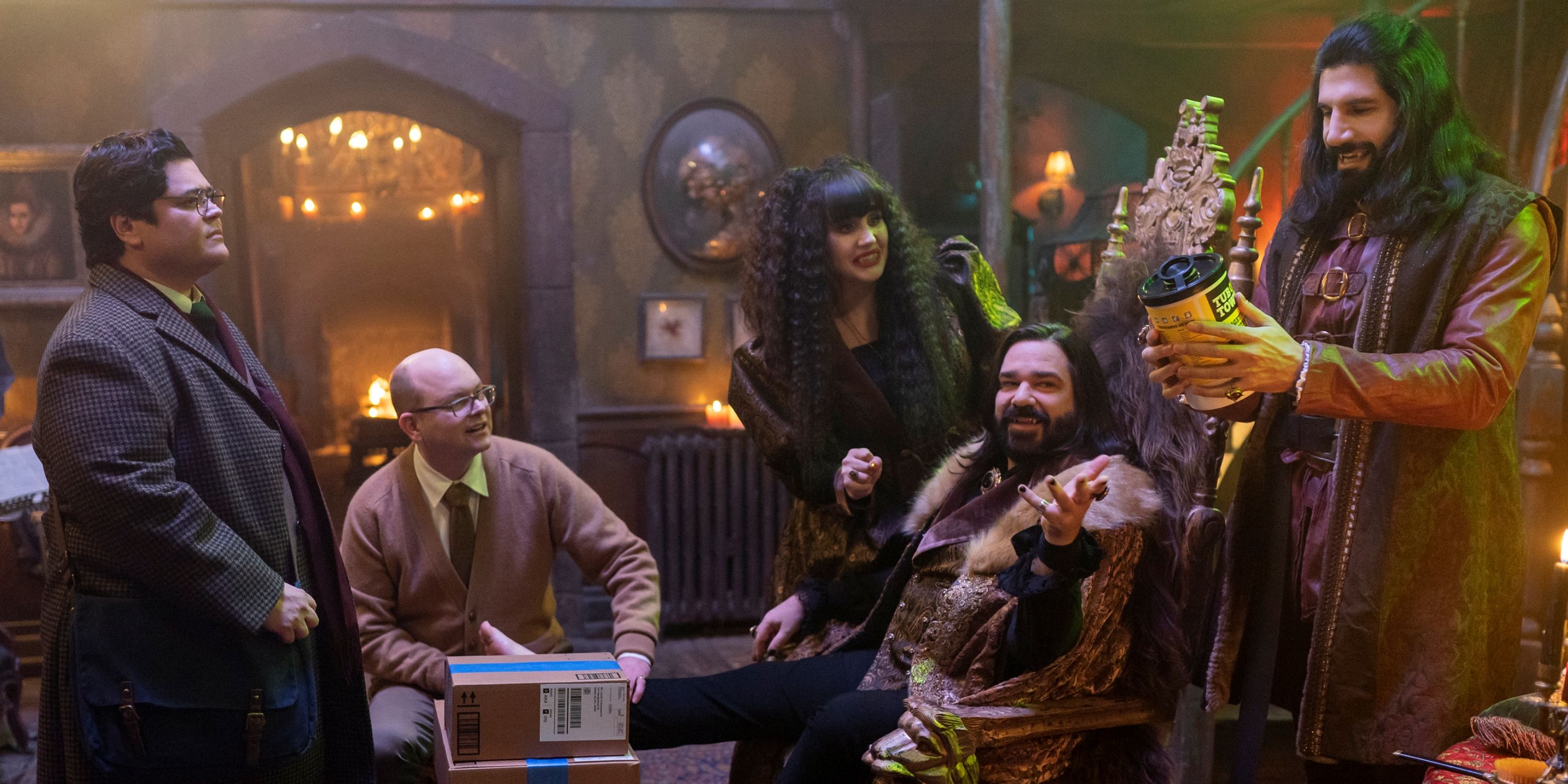 Kayvan Novak como Nandor sostiene un contenedor en una mansión con el elenco de What We Do in the Shadows