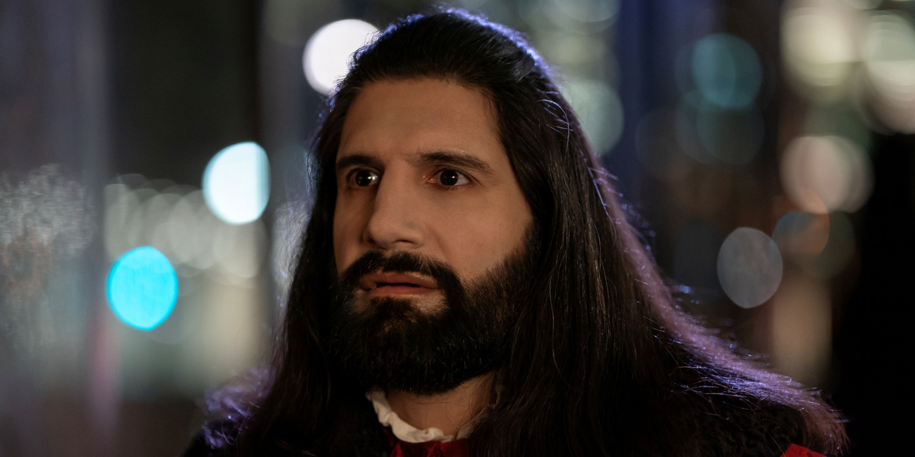 Kayvan Novak, quien interpreta a Nandor, se ve en primer plano con una expresión seria en la temporada 6 de What We Do in the Shadows.