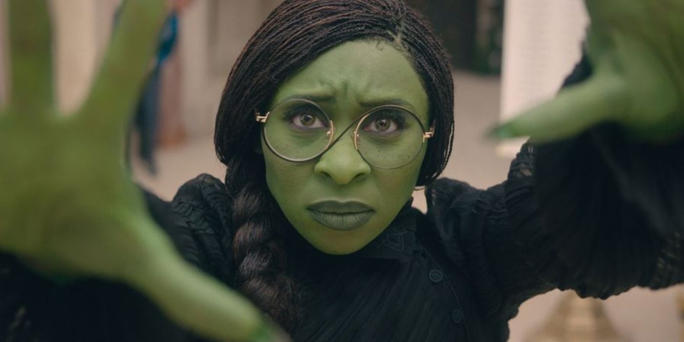 Elphaba, interpretada por la actriz Cynthia Erivo, usa magia en Wicked.