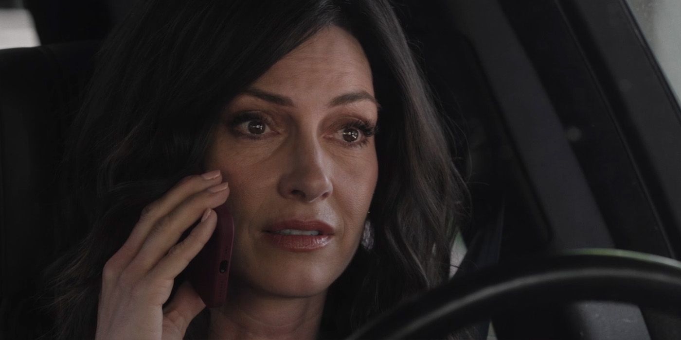 Sarah Atwood (Dawn Olivieri) hablando por teléfono en su coche en el episodio de 