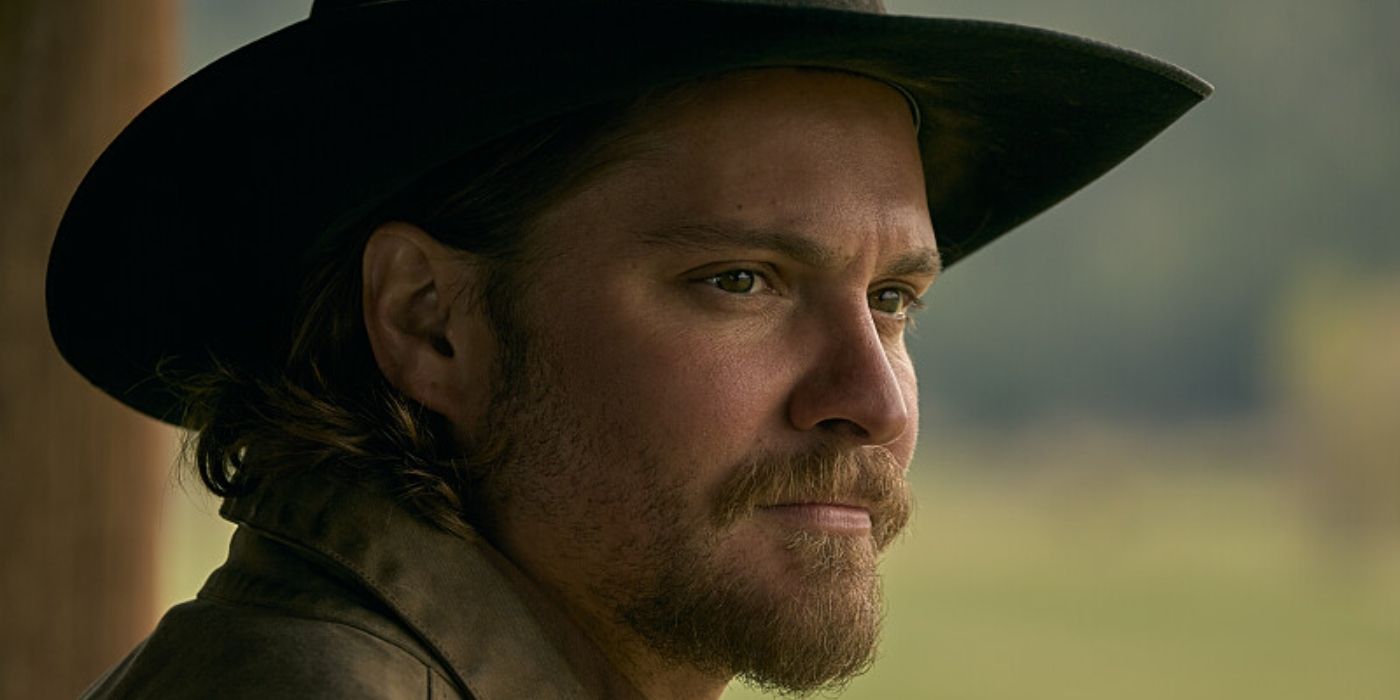 Luke Grimes como Casey Dutton con un sombrero de vaquero negro en Yellowstone