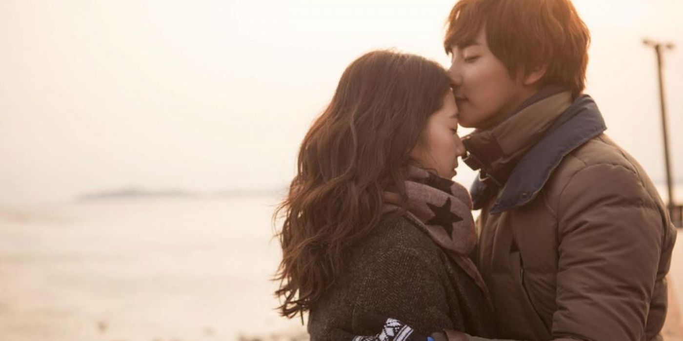 Yoon Shi-yoon kissing Park Shin-hye&rsquo;s forehead in Flower Boy Next Door.