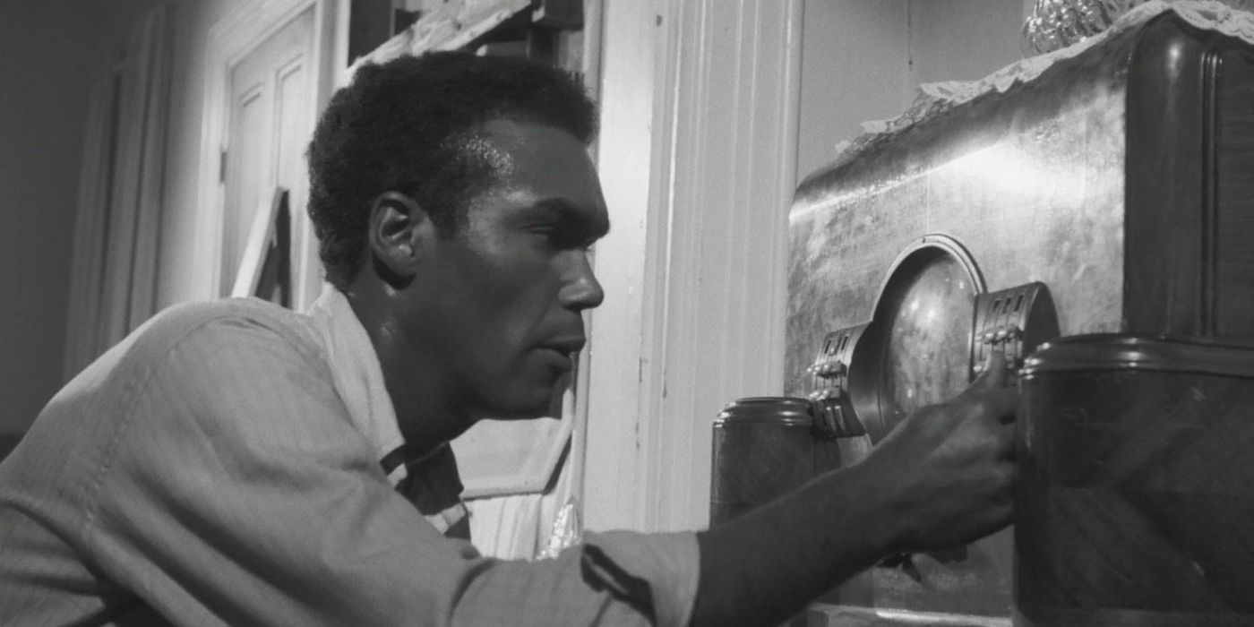 Duane Jones as Ben fiddles with the radio in Night of the Living Dead 1968