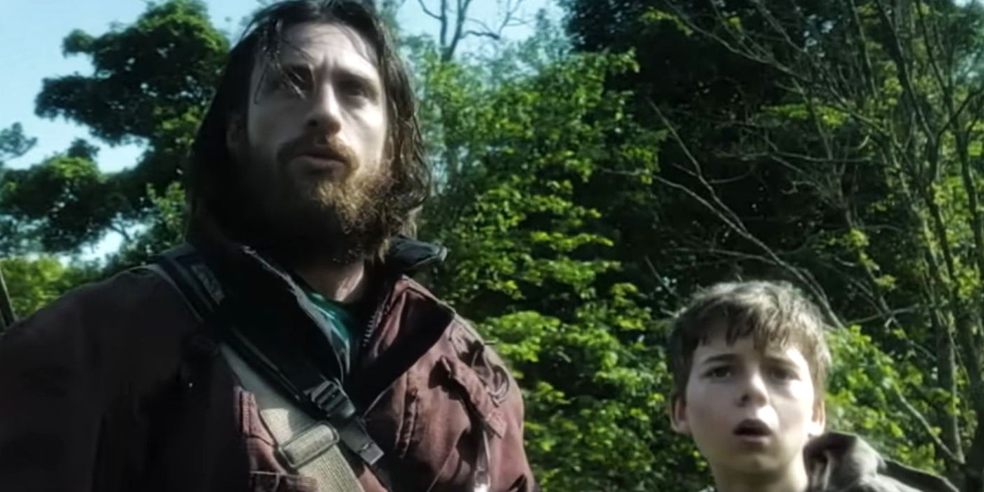 Aaron Taylor -Johnson, mirando la cámara con Alfie en el trailer de 