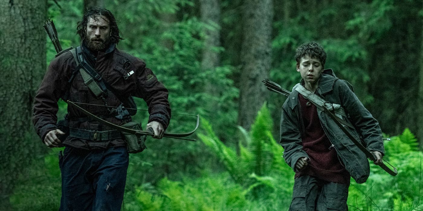 Aaron Taylor -Johnson y Alfy Williams corren en el bosque 28 años después.