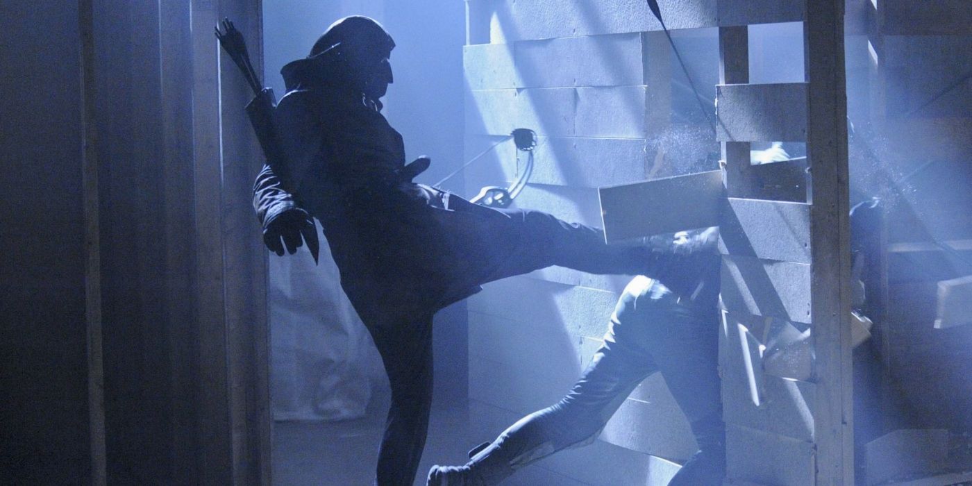 John Barrowman&rsquo;s Dark Archer fighting Stephen Amell&rsquo;s Oliver Queen in Arrow