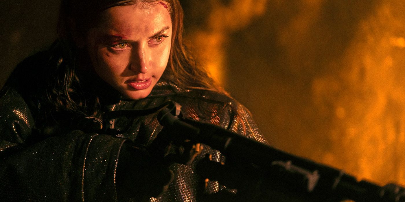 Eve Macarro (Ana de Armas) aiming a rifle in Ballerina