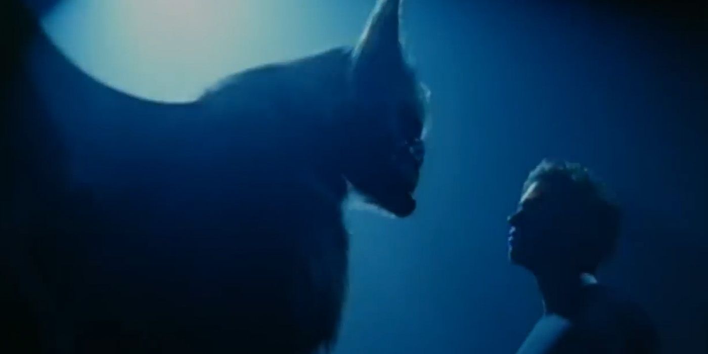 Bruce Wayne (Val Kilmer) encontra um bastão gigante em 'Batman Forever'